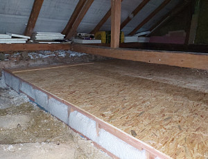 Zateplení stropu rodinného domu pomocí foukané izolace